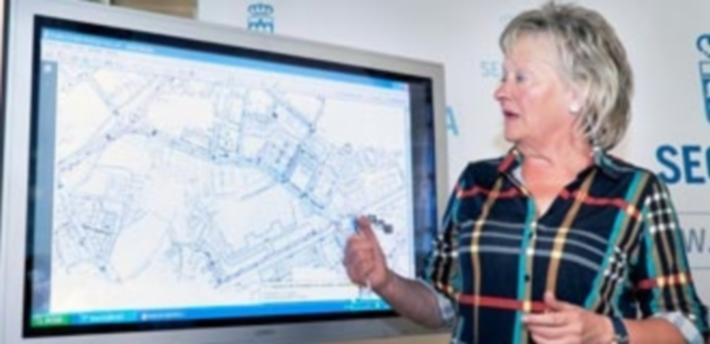 Paloma Maroto explicó sobre un plano los cambios realizados en el tráfico por las obras./ kamarero