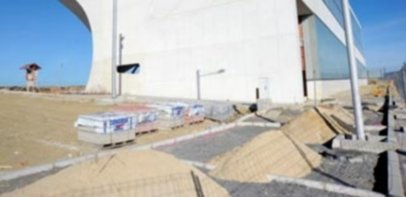 Obras de urbanización de aceras en el entorno del edificio CIDE del Círculo de las Artes y la Tecnología. / KAMARERO