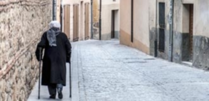 Cinco empresas optan al contrato de ayuda a domicilio en Segovia 1 Mayores y personas que tengan reconocimiento de Dependencia se encuentran entre los potenciales beneficiarios. / KAMARERO