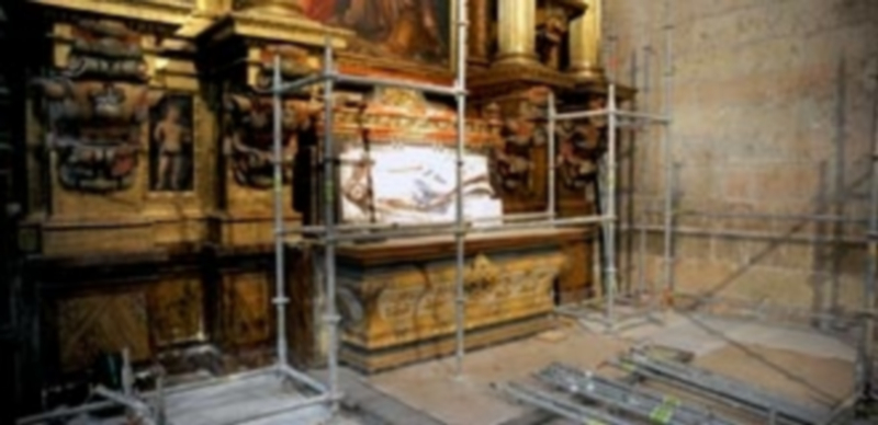 Los andamaios comenzaron a instalarse en la mañana de ayer para permitir el acceso de los técnicos al retablo y las pinturas de la capilla./KAMARERO