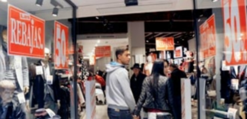 Muchas tiendas anuncian ya descuentos de hasta el 50 por ciento en los primeros días de estas rebajas de invierno. / KAMARERO