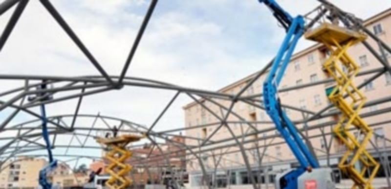 La estructura metálica que sostendrá la cubierta textil tensada se ha pintado de gris en los últimos días. / KAMARERO