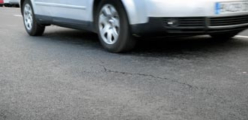 Una grieta muestra como está cediendo el asfalto en este tramo de la avenida de la Constitución. / KAMARERO