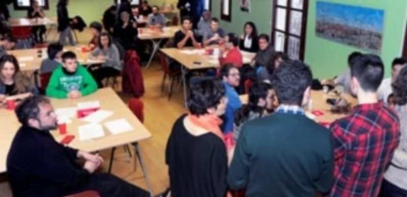 La Casa Joven fue ayer por la tarde escenario del debate Segovia Viva sobre las fiestas de junio en la ciudad. / KAMARERO