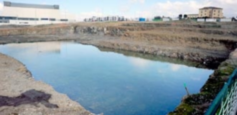 Las últimas lluvias han formado una balsa de agua en la parcela donde se tiene que construir el nuevo edificio de juzgados de Segovia. / KAMARERO