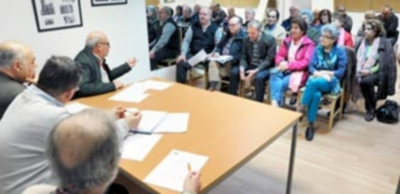 Asamblea que celebró anoche la Asociación de Vecinos de La Albuera en la que estaba previsto que se abordara el asunto del ferial. / KAMARERO