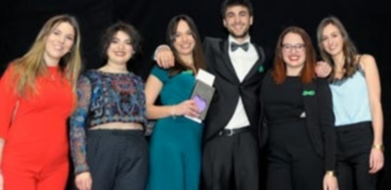 Elena Trespalacios (izqd.) entregó el Acuetrucho de la categoría Deportes a este equipo de cinco estudiantes. / KAMARERO