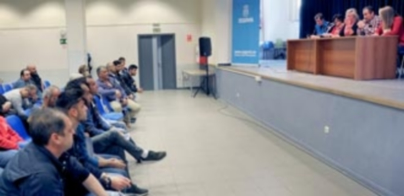 Los empresarios acudieron a la convocatoria de los responsables municipales en el Centro Cultural de San José. / KAMARERO