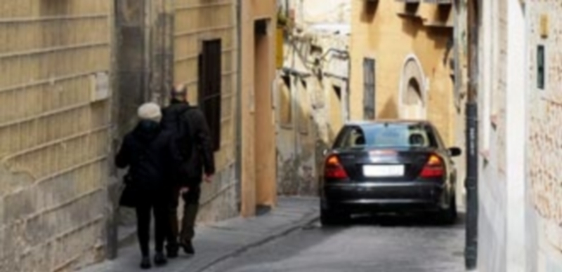 Vecinos del recinto amurallado han pedido una intervención urgente en la calle Daoíz. / KAMARERO