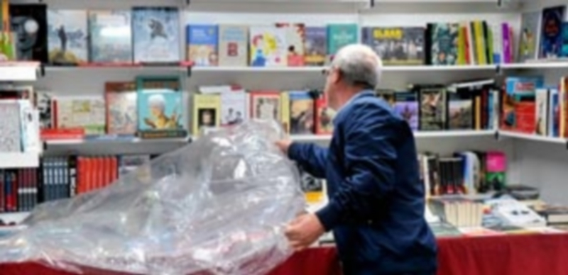 Los libreros protegieron sus stands con plásticos
