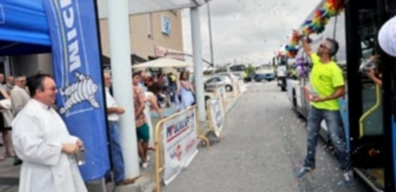 Los transportistas engalanaron sus vehículos para la bendición.
