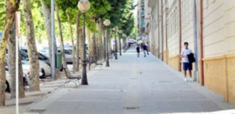 Las aceras de la avenida de la Constitución ya no son la prioridad más urgente para el Gobierno municipal. / KAMARERO