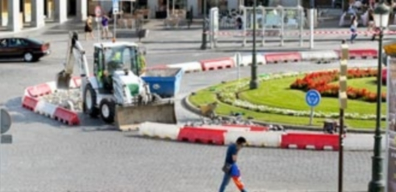 Una máquina excavadora trabajaba ayer en esta plaza de la zona oriental de Acueducto. / KAMARERO