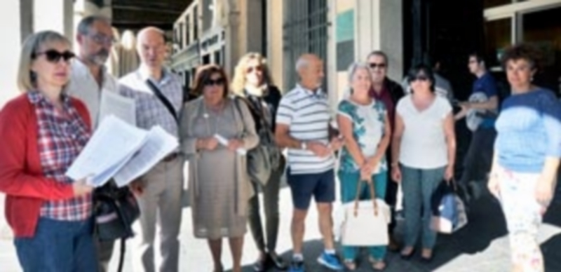 El grupo de usuarios que se desplazó ayer al mediodía al Ayuntamiento para hacer entrega de las firmas. / KAMARERO