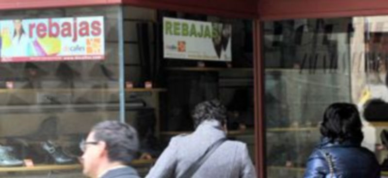 Decalles muestra sus carteles propios para este periodo. / Kamarero