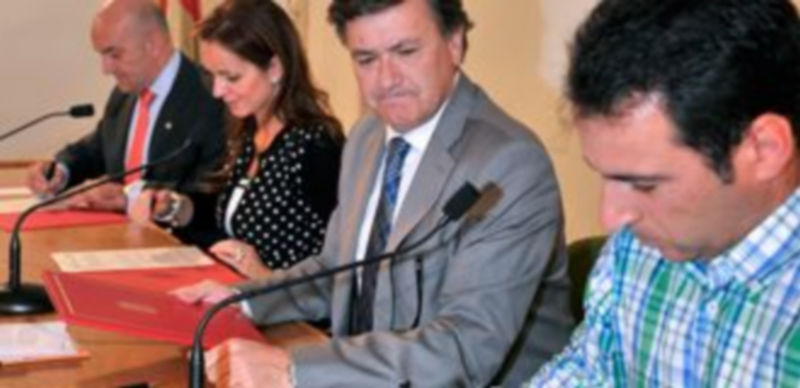 Un momento de la firma del convenio entre administraciones y productores de ajos