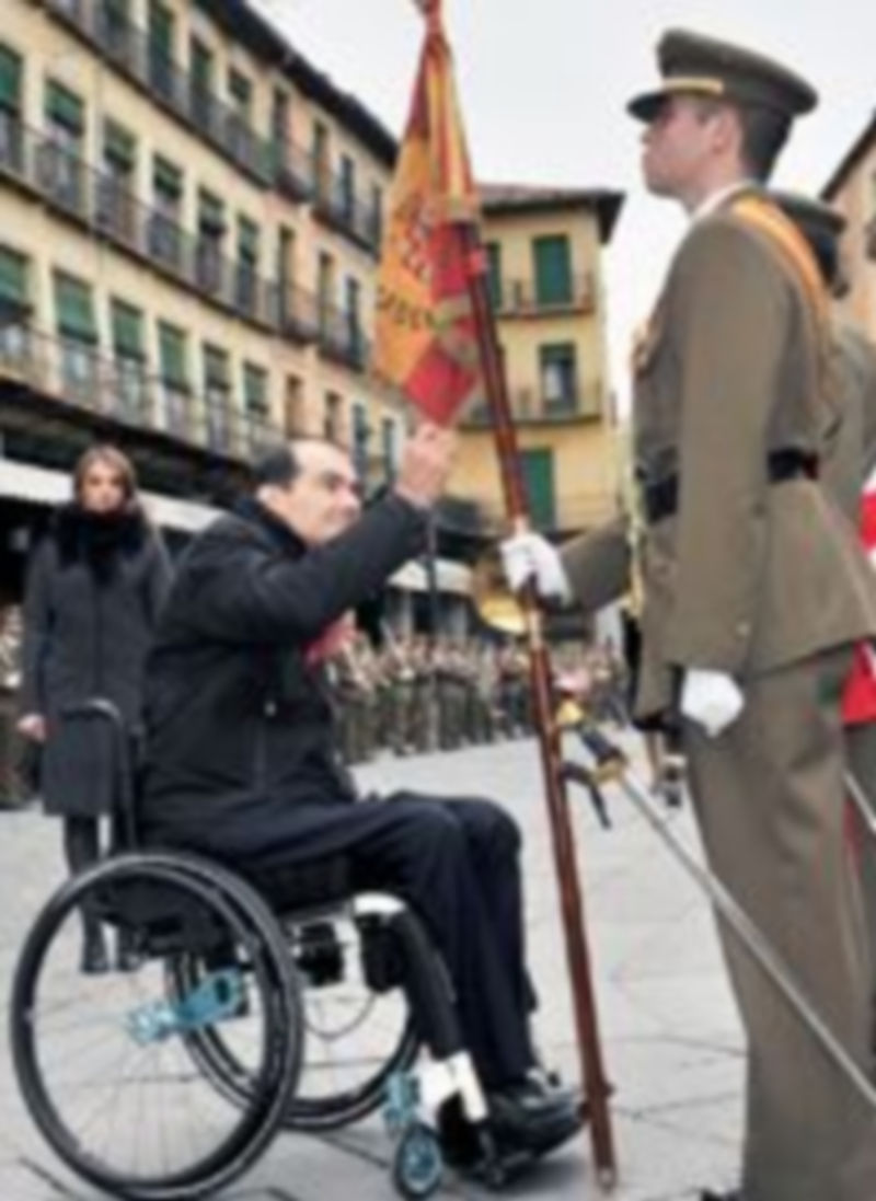 Un minusválido honró a la enseña nacional. / Kamarero.