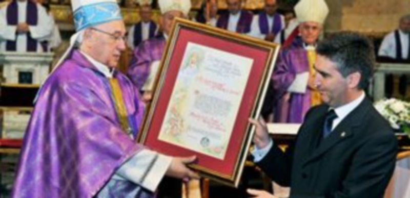 Angel Rubio entrega a Ignacio Cosidó el pergamino acreditativo de la distinción de la Real Cofradía. / Juan Martín