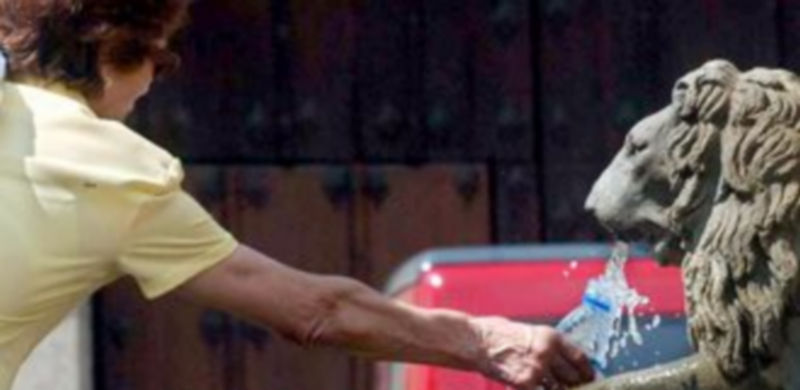 En estos días de calor es conveniente beber mucha agua durante todo el día. /KAMARERO