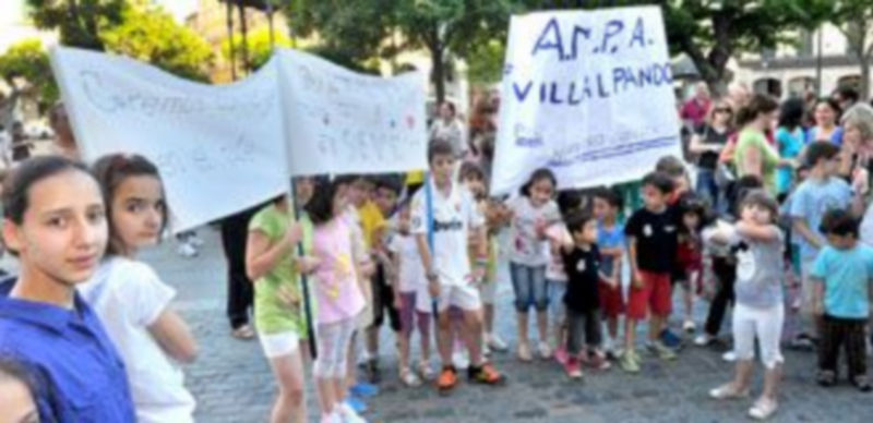 Un grupo de escolares mostró su apoyo a los conserjes