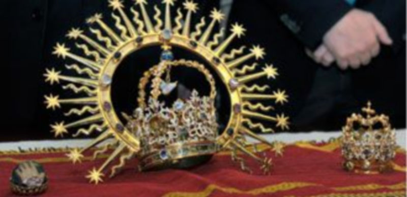 Imagen de las coronas que fueron robadas y recuperadas por la Policía