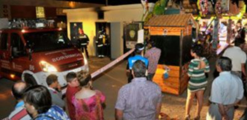 Los bomberos acordonaron la zona próxima al transformador una vez sofocado el incendio que inutilizó sus equipos técnicos. / Kamarero