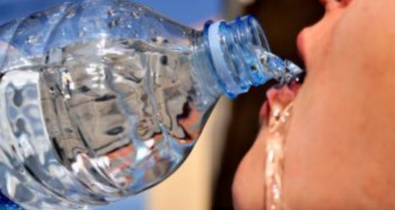 Una correcta hidratación es fundamental para no tener un disgusto con las altas temperaturas. / Kamarero