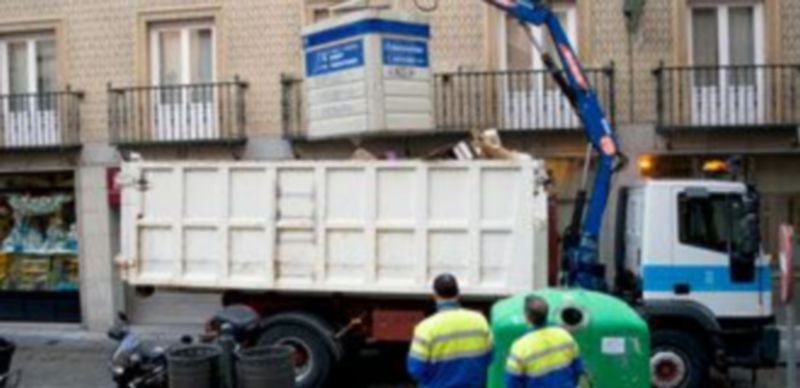 Imagen de archivo de uno de los vehículos de recogida de residuos de FCC en una calle segoviana. / Kamarero