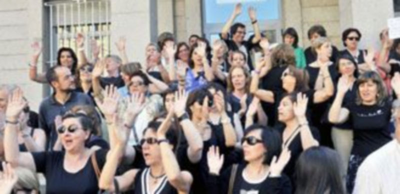 Funcionarios de diversas administraciones públicas se concentraron ayer a las puertas de la Subdelegación del Gobierno en Segovia. / Kamarero