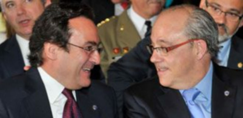 Folgado (PP) conversa con el concejal de Hacienda