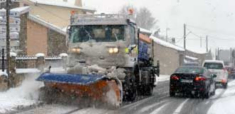 Una de las máquinas quitanieves de Fomento trabaja en una carretera de la provincia durante el pasado invierno. / Juan Martín