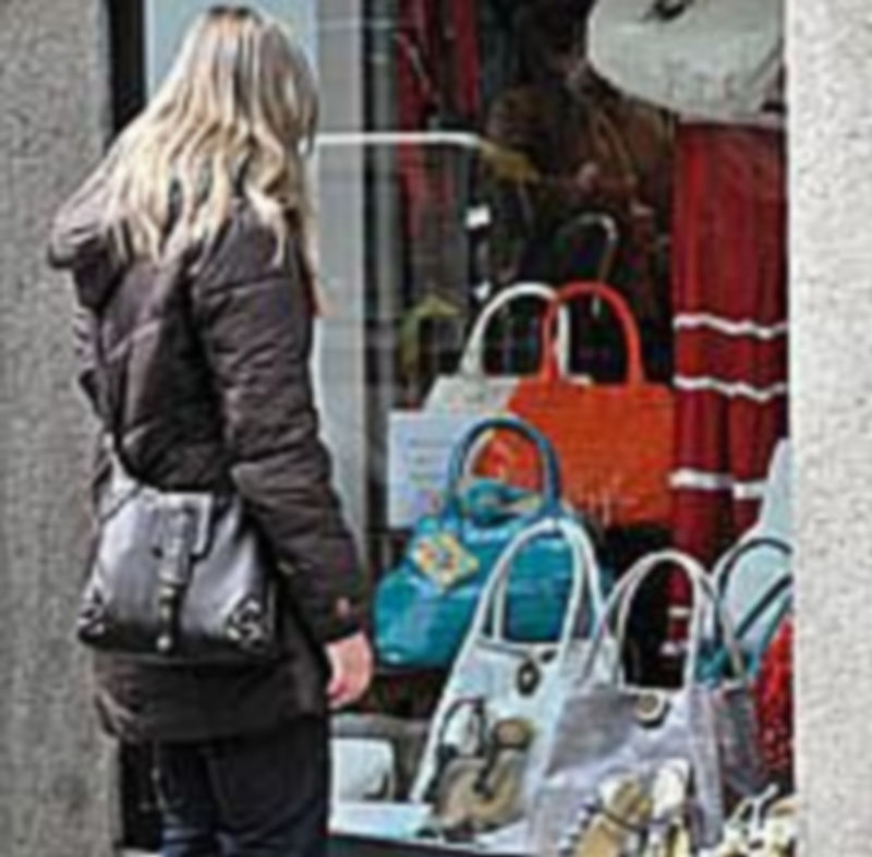 La crisis hace que los consumidores pidan más descuentos en los comercios./K.