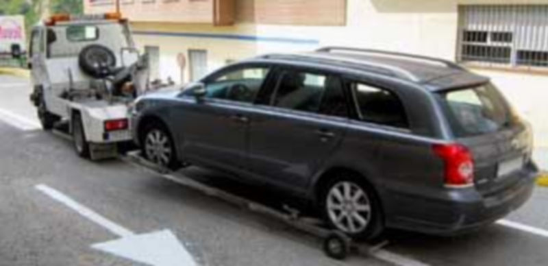 La grúa municipal retiró el pasado año un total de 1.736 vehículos de las calles de la ciudad. / Kamarero