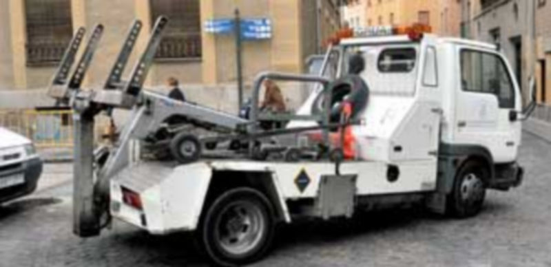 La grúa municipal retiró el pasado año un total de 1.736 vehículos de las calles de la ciudad