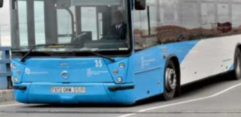 Los conductores de los urbanos aminoran la velocidad para evitar daños en los bajos del autocar por roces con el firme./ A.K.