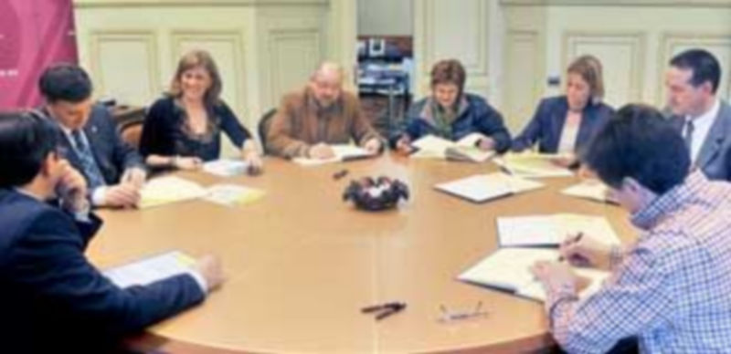 Ronda de firmas entre los representantes de los siete ayuntamientos