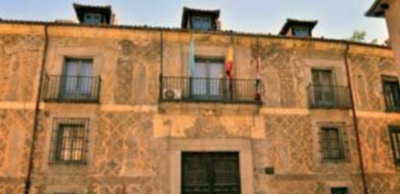 Fachada principal de la Casa de la Tierra