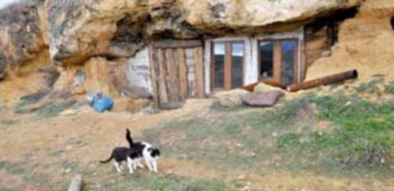 El lugar del suceso es una cueva habilitada como vivienda y situada en una ladera del paraje conocido como el Tejerín