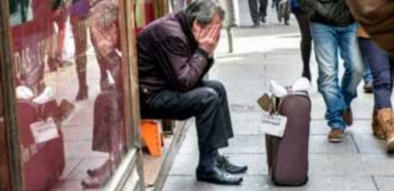 En las calles de la ciudad cada día es más frecuente la presencia de personas que practican la mendicidad. La imagen corresponde a la Calle Real. / Kamarero
