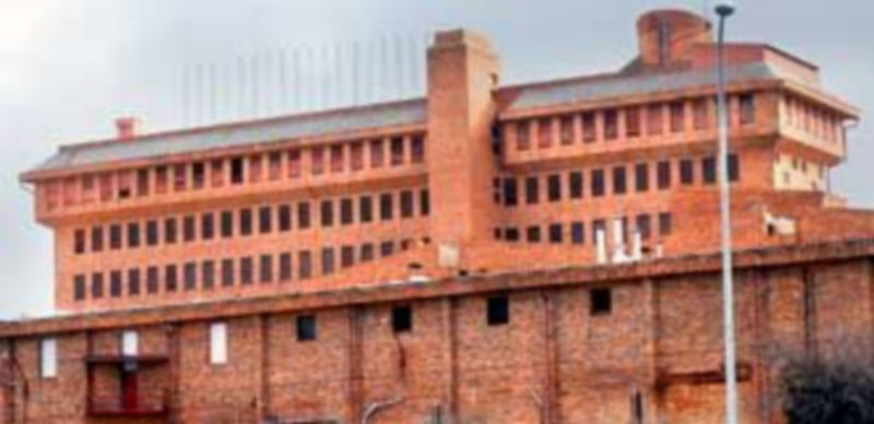 El edificio de la antigua fábrica de embutidos “El Acueducto” fue construído entre 1963 y 1965 y es obra del arquitecto Curro de Inza. / JUAN MARTÍN