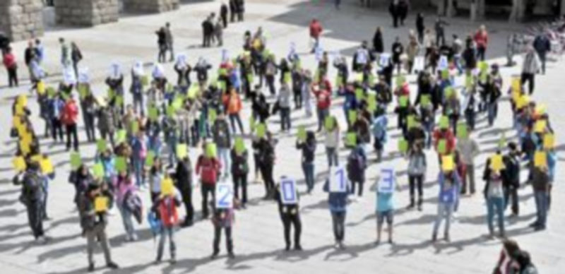 Profesores y estudiantes formaron con sus cuerpos un pentágono regular junto al Acueducto y mostraron el nombre del programa ESTALMAT. / Kamarero