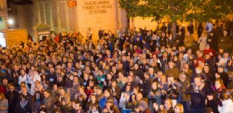 Alrededor de un millar de personas se manifestaron en octubre ante la antigua sede principal para pedir que se esclarezca lo ocurrido en Caja Segovia. / Kamarero