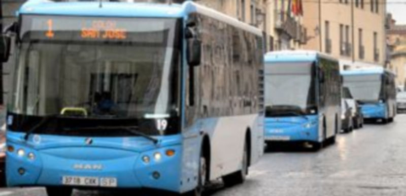 La flota de autobuses urbanos está integrada actualmente por 26 vehículos. / Kamarero