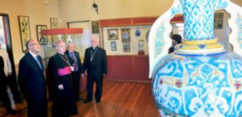 En la primera imagen se observan las piezas de pequeño formato y grandes murales utilizados para decorar portales y fachadas de edificios pertenecientes a la colección de arte de Los Zuloaga.