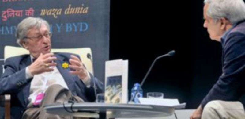 Imagen de un momento de la charla entre el historiador Ángel Viñas y el periodista  Juan Cruz. / Kamarero