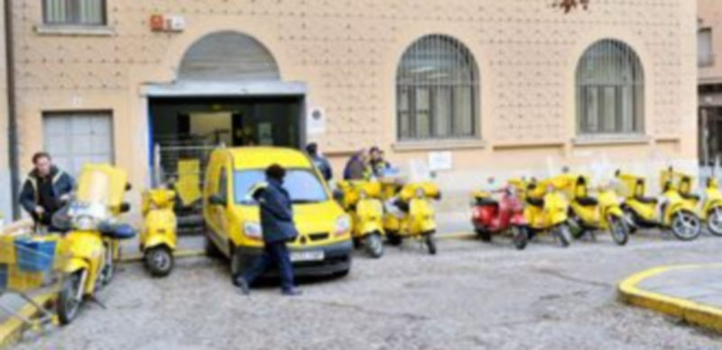 Flota de vehículos de reparto y equipo de trabajadores de Correos