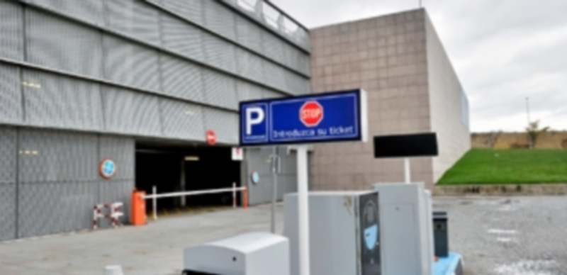 Los usuarios que utilicen esta noche a partir de las doce el párking del complejo hospitalario deberán pagar la tarifa. / Kamarero