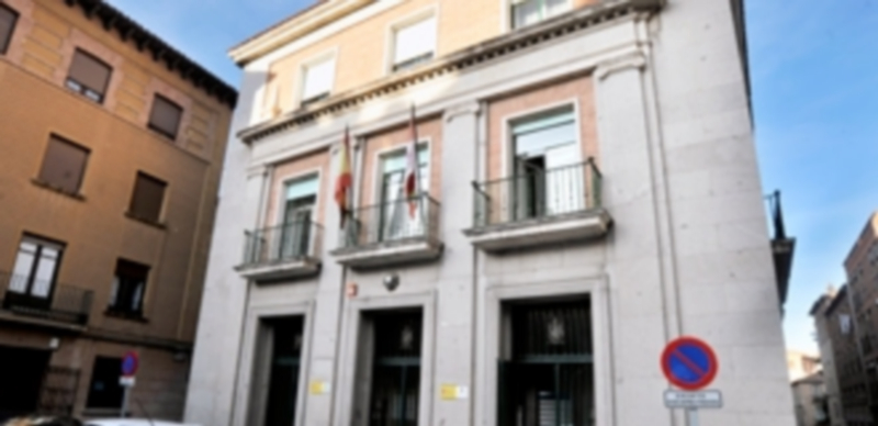 Fachada principal del edificio de la Tesorería General de la Seguridad Social en Segovia. / Kamarero