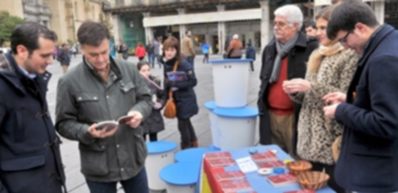Los miembros de Nuevas Generaciones repartieron ejemplares de la Constitución en la Plaza Mayor. / Kamarero