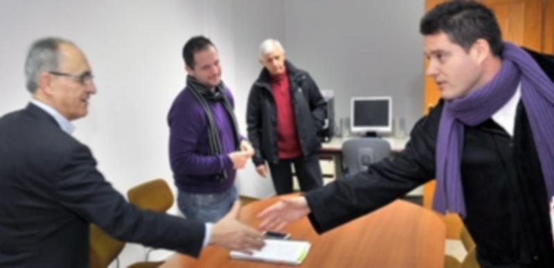 Javier Arranz (derecha) saluda a Javier Reguera